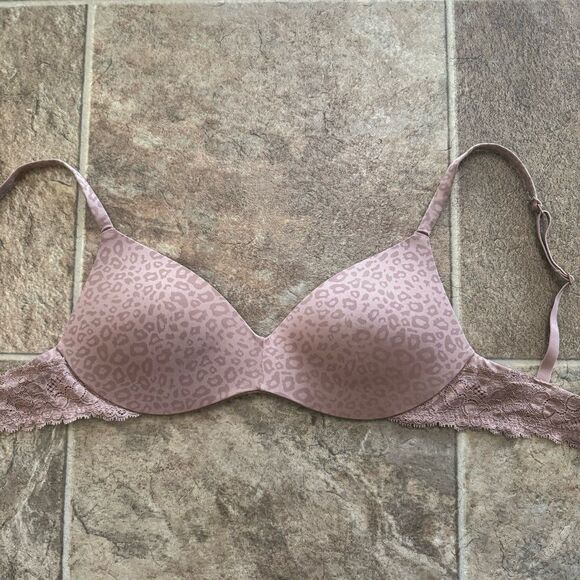 Skims Wireless Form Jacquard Push Up Plunge Bra
Sienna Micro Leopard Print 30C - Picture 4 of 9